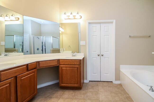 Building Photo - 908 Evergreen Ln