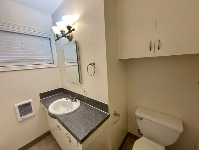 Building Photo - MANF01