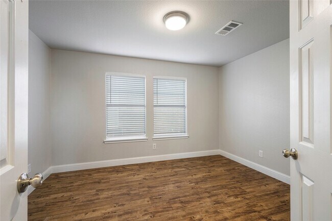 Building Photo - 10101 Benwick Dr