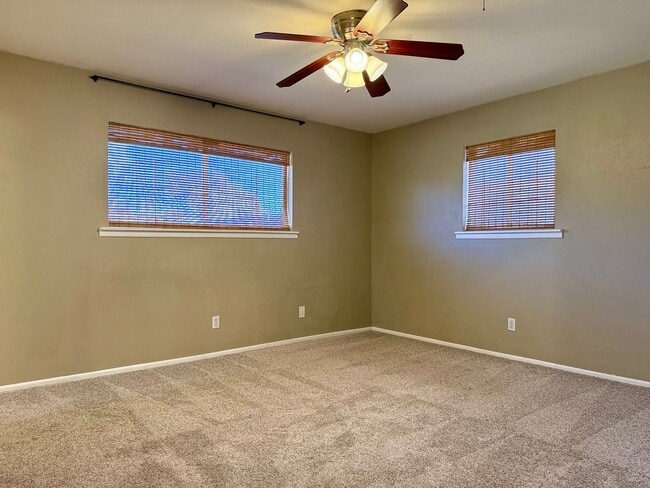 Building Photo - House For Rent