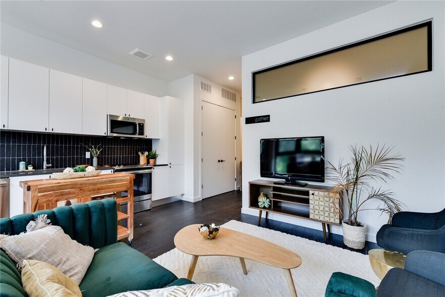 Building Photo - 800 Embassy Dr