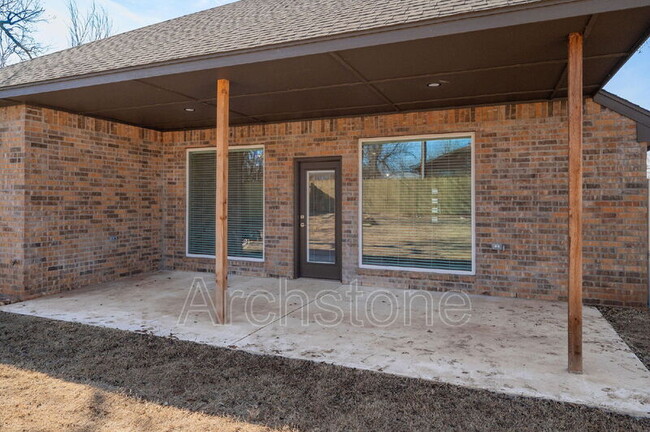 Building Photo - 2140 N Everest Ave