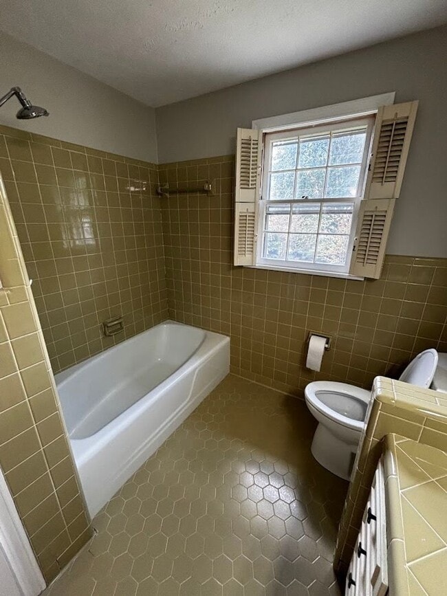 Building Photo - Large 4 Bedroom 2 Bath Home