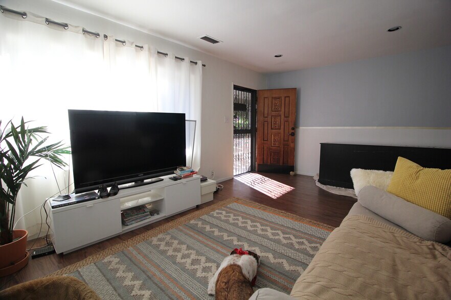 unfurnished, furniture for scale only - 3829 Glenfeliz Boulevard