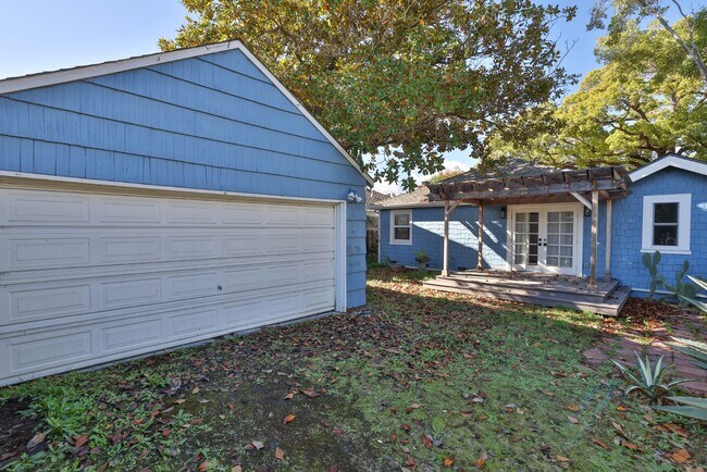 Building Photo - 520 Camino Dr