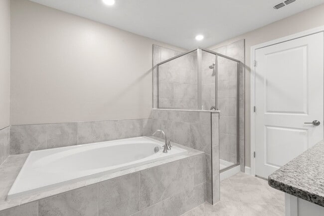 Building Photo - LIKE NEW Townhome in Willow Square!