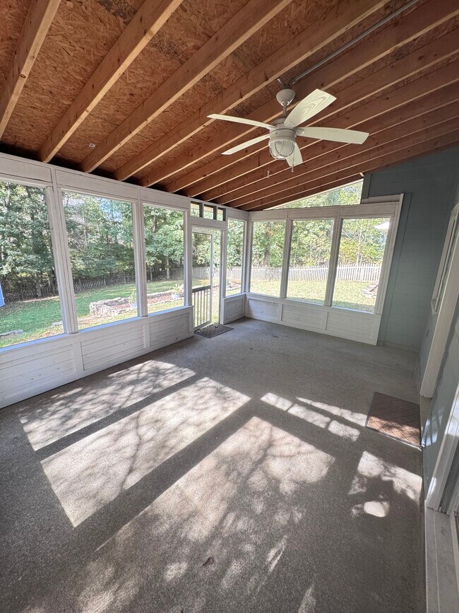 Building Photo - 1884 Dovonshire Rd S W