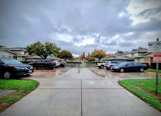 Building Photo - Ground Floor 2bd Condo With On-site Laundry, Carport, & Pool!