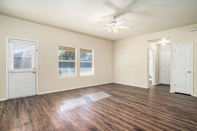 Building Photo - Welcome to this charming 3-bedroom, 2-bath...