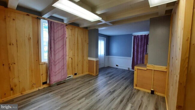 Building Photo - 217 S Main St