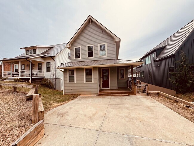 Building Photo - West AVL - Spacious, Beautiful Modern Home