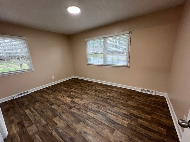 Building Photo - 3 Bedroom 1.5 Bathroom House for rent