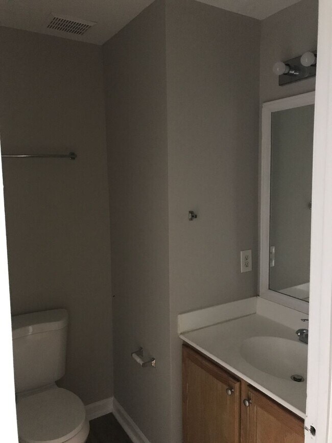 Building Photo - Great 3 Bedroom 2.5 Bath End Unit Townhome!