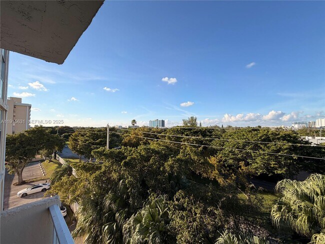 Building Photo - 2350 NE 135th St