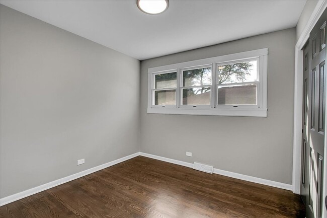 Building Photo - 329 E Jefferson St