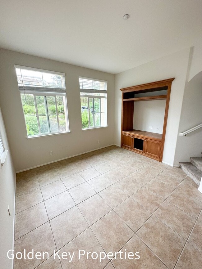 Building Photo - Beautiful, highly desirable end-unit in Co...