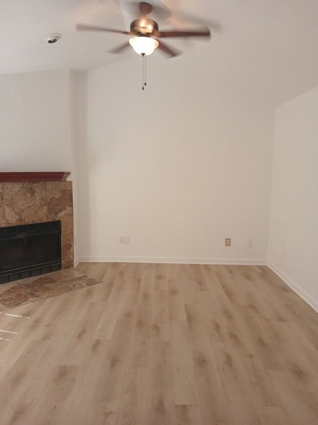 Building Photo - (50% OFF 1st MONTHS RENT) 1 Bed 1 Bath Condo in Dallas (All Electric)