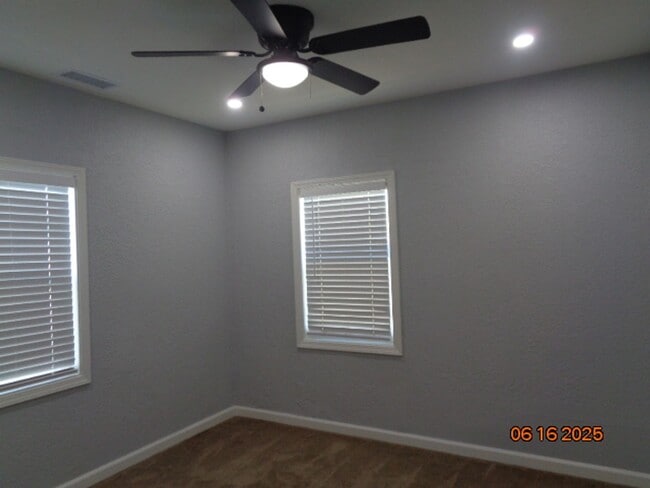 Building Photo - Cute and Cozy Ranch Style Home in East Lan...