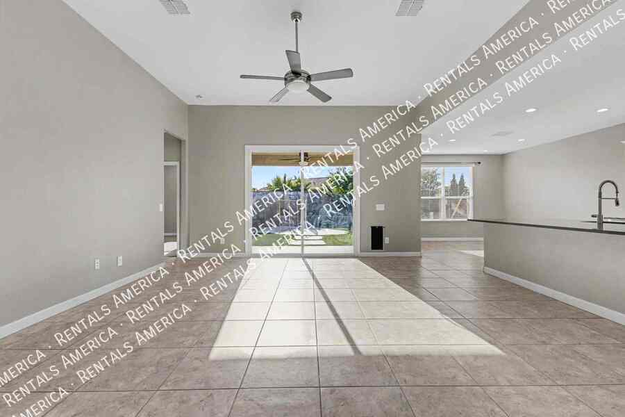 Building Photo - 17028 N Palo Verde St
