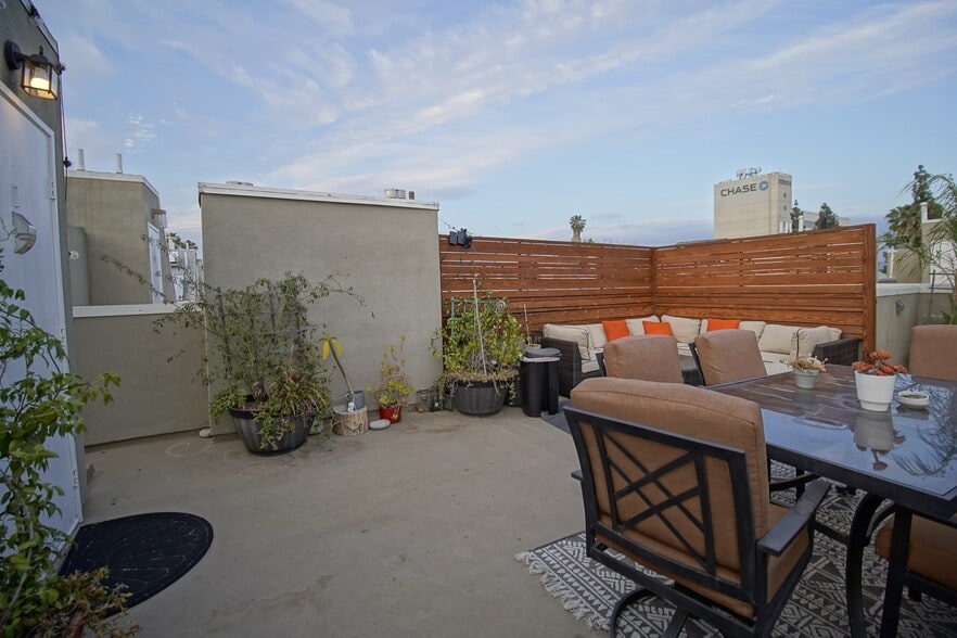 Building Photo - 10929 Landale St