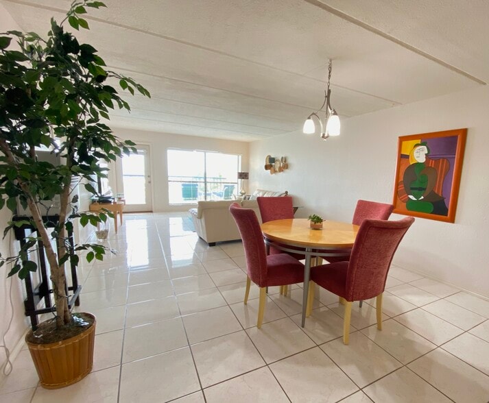 Open concept - 404 Padre Blvd