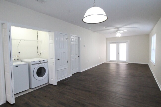 Building Photo - Northeast Pensacola 2BR, 2BA End-Unit Townhome Near Davis Hwy & UWF with Stainless Appliances, Fe...