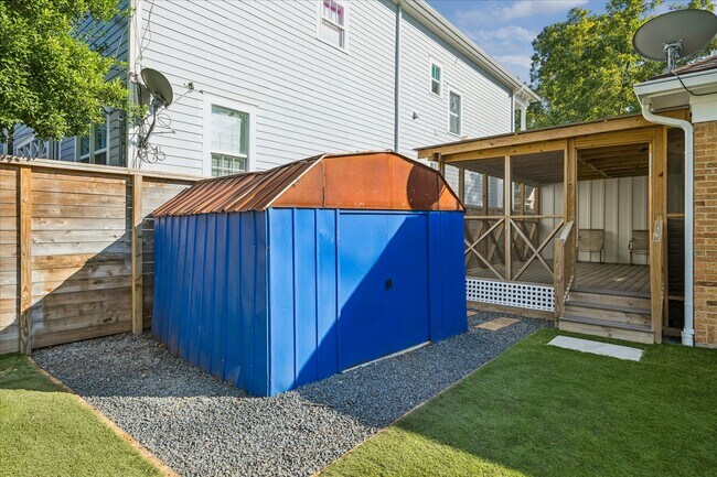 Building Photo - 515 E 9th St