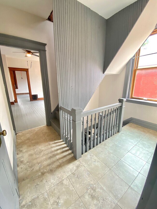 Building Photo - Spacious 5 bed/2 bath on Victor Mins. from...