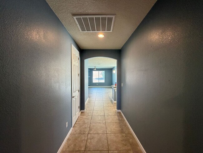 Building Photo - 4 Bedroom Single Story Home Available Near Golf Course Rd & Southern Blvd!
