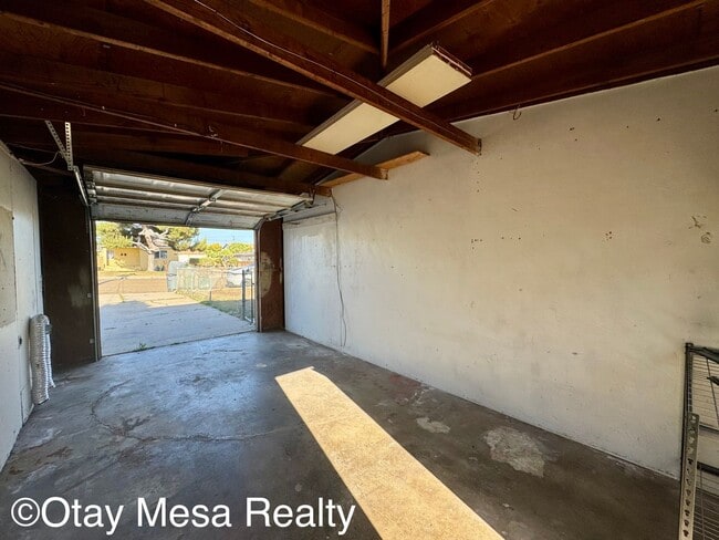 Building Photo - Charming 2-Bedroom Home with Expansive Out...