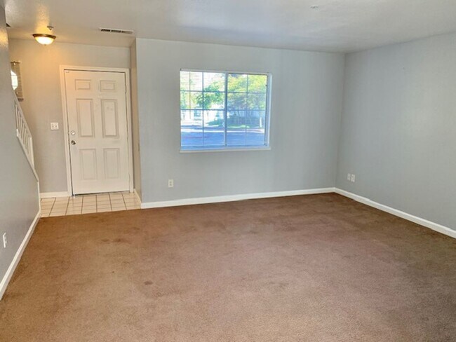 Building Photo - Tranquil 2 bed 2.5 bath Townhouse in Fairf...