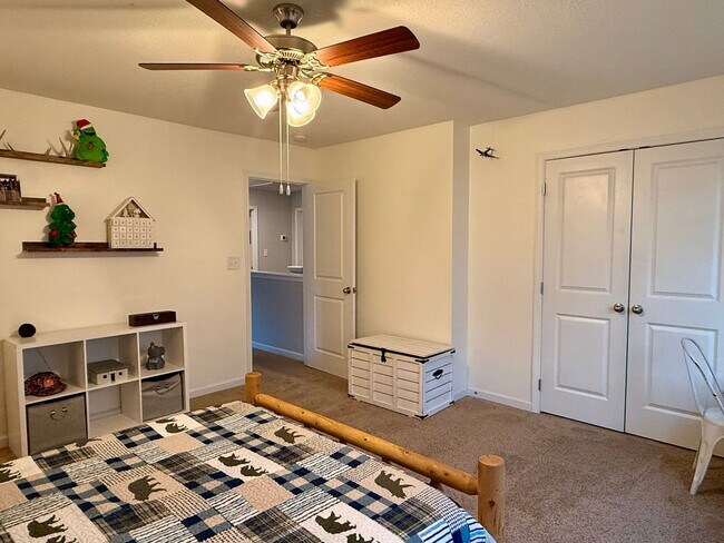 Building Photo - Beautiful 4 bedroom 2.5 bath home located in the Cliffs subdivision!