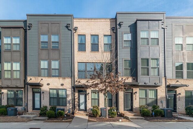 Building Photo - Stunning 3-Bedroom Townhouse in the Heart of South End!