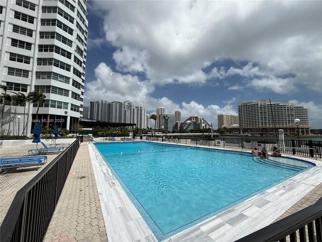 Building Photo - 801 Brickell Bay Dr