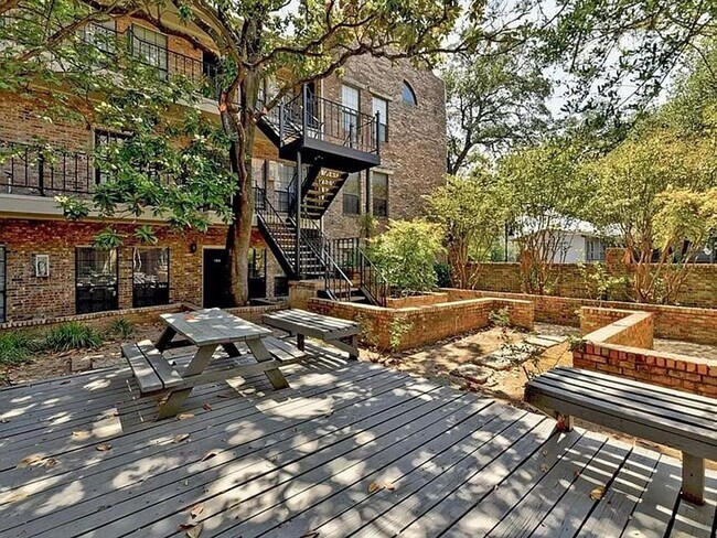 Building Photo - 2/2 Condo Near UT!