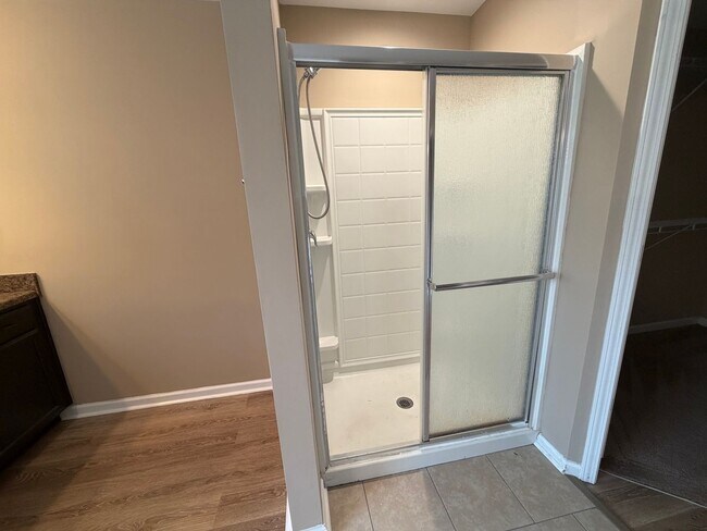 Building Photo - FOR RENT