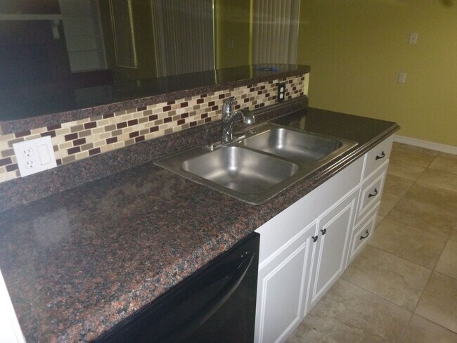 Building Photo - 301 Bloomingfield Dr