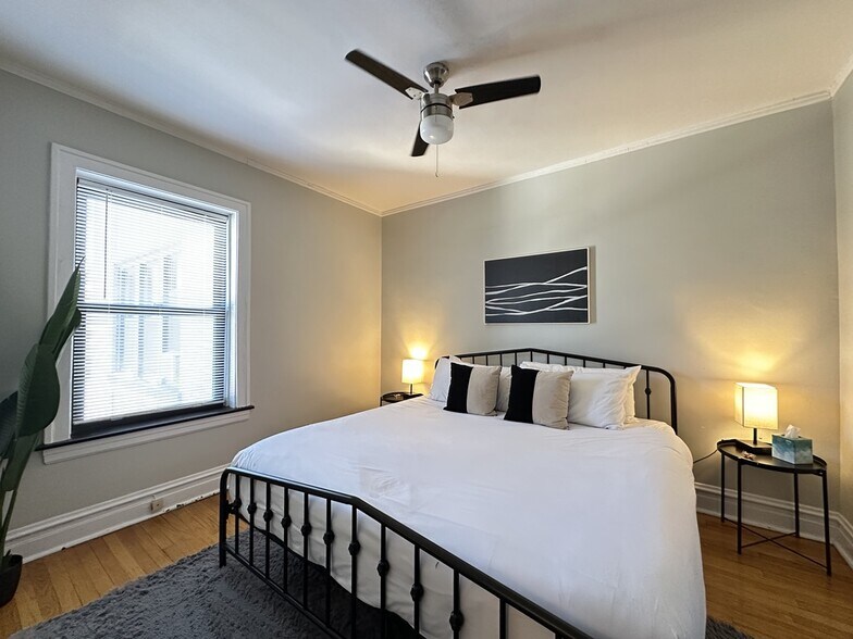 Building Photo - 1911 W Larchmont Ave