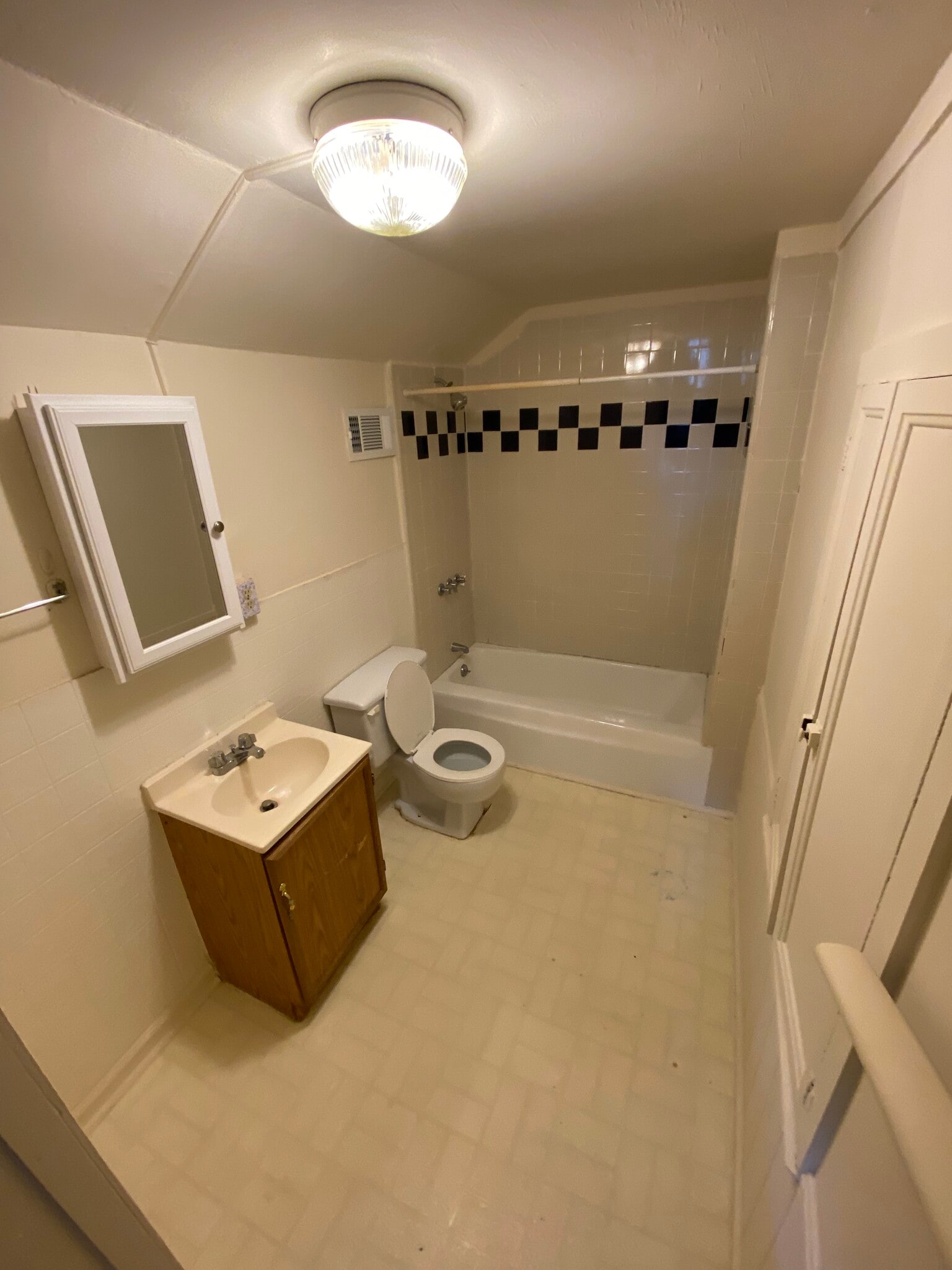 Building Photo - 285 Sycamore Dr