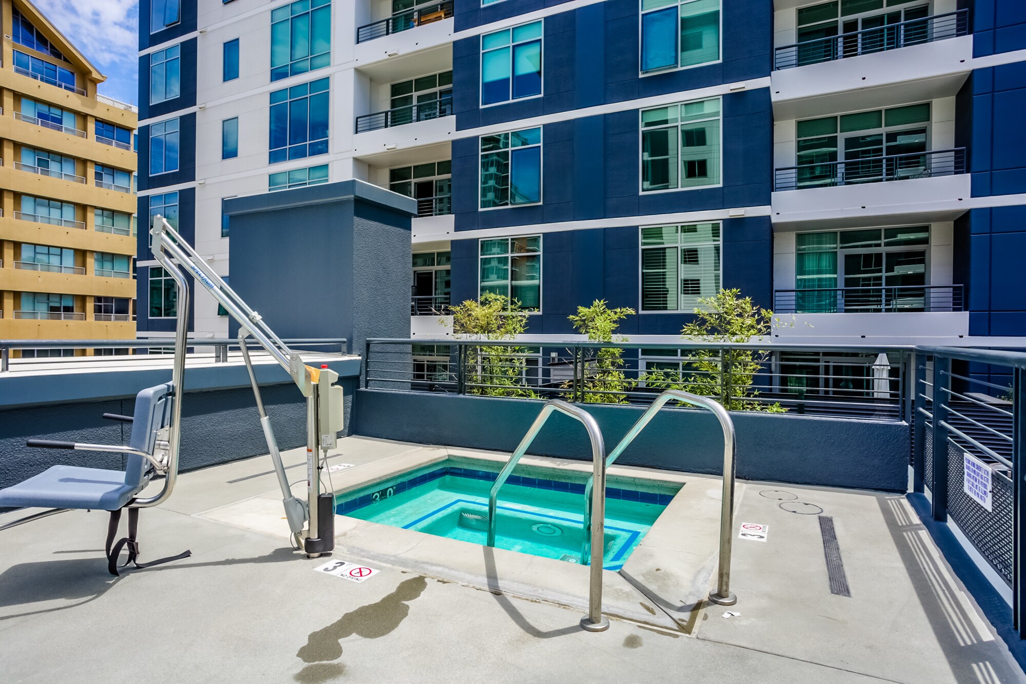 Hot tub - 425 W Beech St