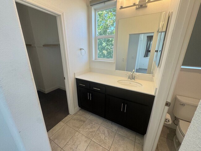 Building Photo - 3 bedroom | 3.5 bathroom | Davis Single Fa...
