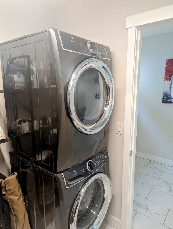 Building Photo - 957 W 12th Ave