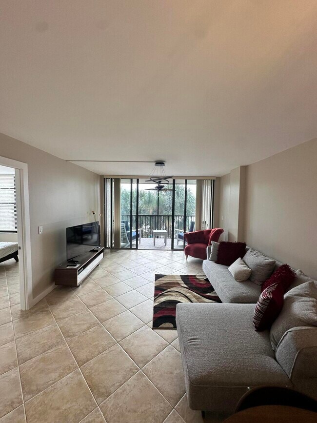 Building Photo - 22 E Royal Palm Rd
