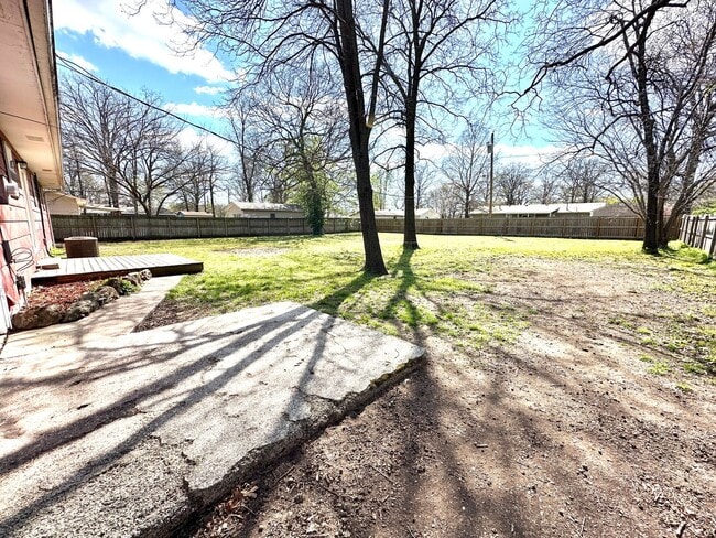 Building Photo - Updated 3-Bed Home with Garage & Fenced Ya...