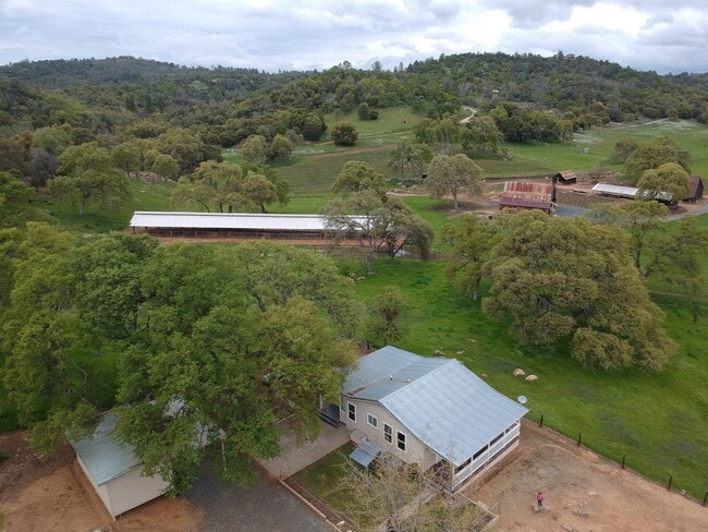 Building Photo - Vineyard Living!  Amazing Hillside Views! ...
