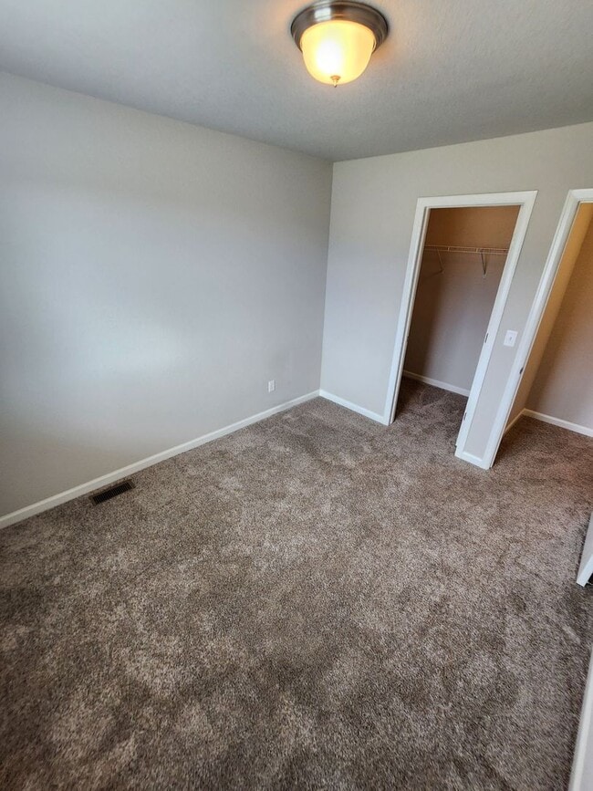 Building Photo - Beautiful Townhome