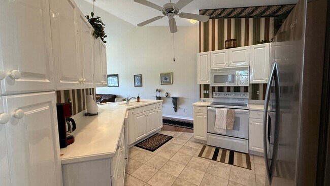 Building Photo - 6632 Pineview Terrace