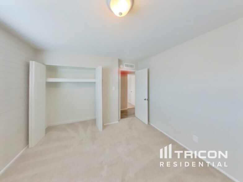 Building Photo - 6006 W Medlock Dr