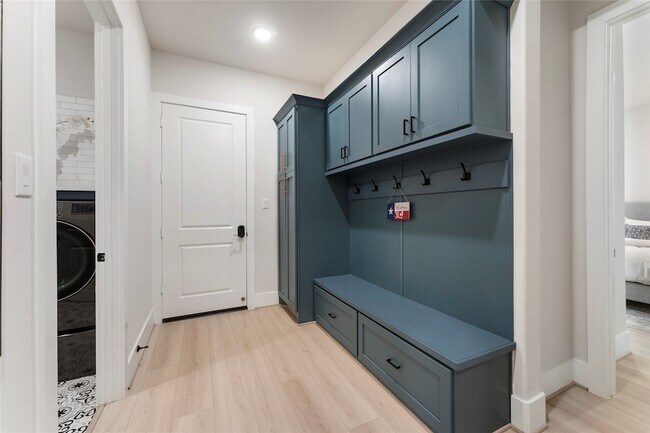 Building Photo - 2118 Bennet Ct