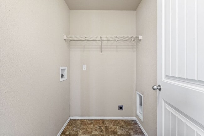 Building Photo - Updated 3-Bedroom Townhome with Private Ya...